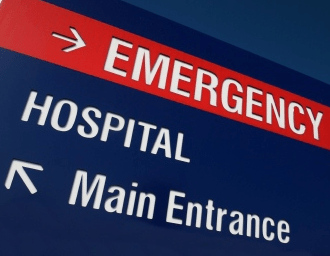 A sign showing where the entrance of the emergency room is.
